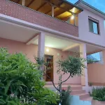 Villa 8 *